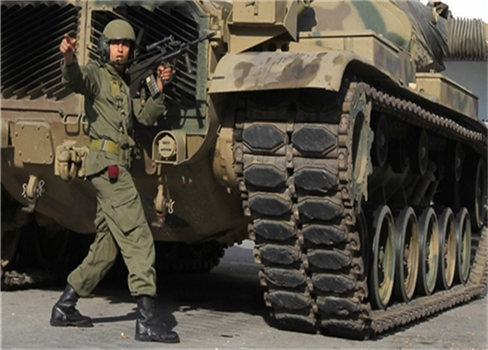رئيس الحكومة التونسية يلجئ للجيش لقمع إعتصامات شلت حركة البلاد