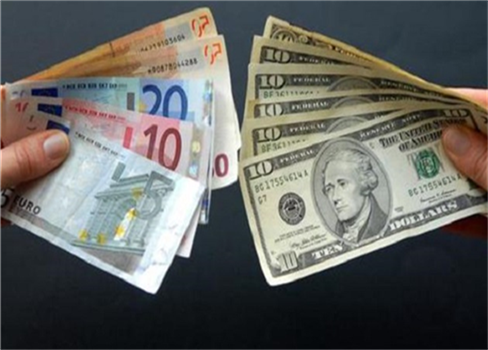 الاتحاد الأوروبي يلوح بمعركة الدولار مع واشنطن