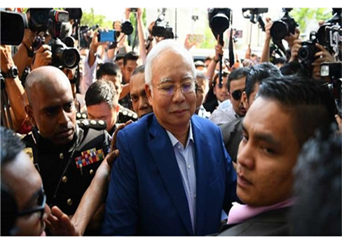 ماليزيا تلاحق 80 شخصاً وشركة بتهم فساد