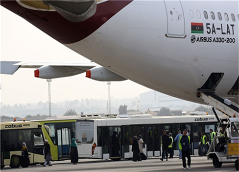 مطار معيتيقة الليبي يعود إلى خدمة بعد توقف دام أشهر