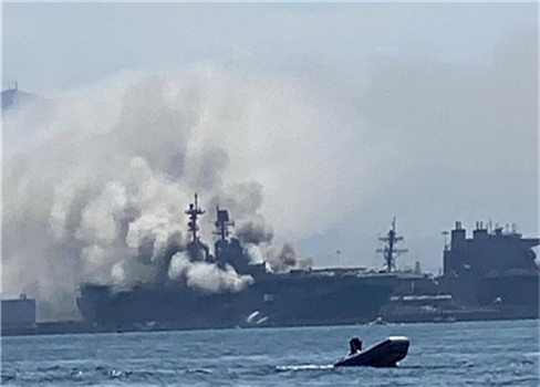 حريق غامض يلتهم سفينة حربية أمريكية ويصيب 21 بحاراً
