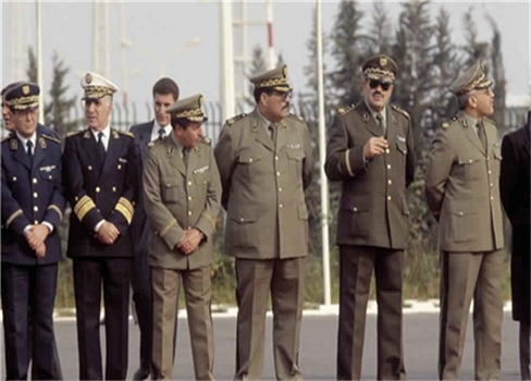 محاكمة 5 عسكريين كبار أمام القضاء الجزائري بتهم 