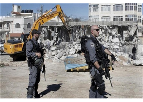 جرافات الجيش الصهيوني تهدم منزل الفلسطيني أشرف نعالوة