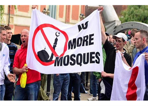 كاتب بريطاني: سن قوانين لحماية المسلمين