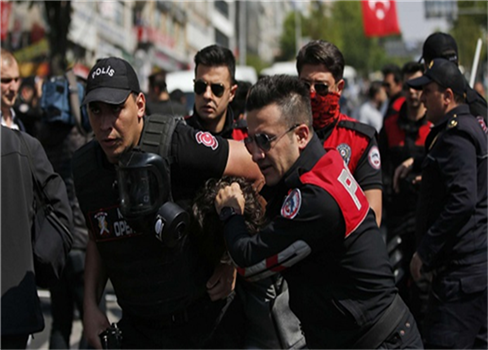السلطات التركية تلاحق 128 عسكرياً للإشتباه بصلتهم بجماعة 