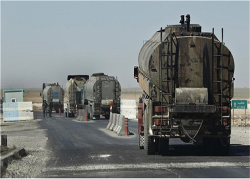 القوات الأمريكية تسرق النفط السوري وتهربه إلى العراق