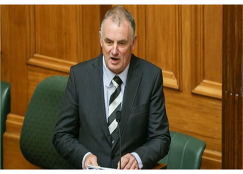 رئيس البرلمان النيوزيلندي: مغتصب يطارد النساء في أروقة البرلمان 
