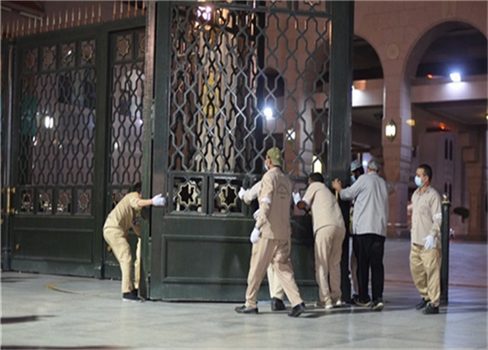 فتح أبواب المسجد النبوي بعد إغلاق استمر لــ74 يوماً
