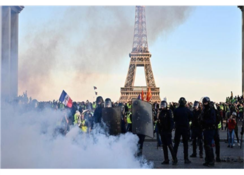شرطة باريس تستخدم قنابل الغاز لتفريق 