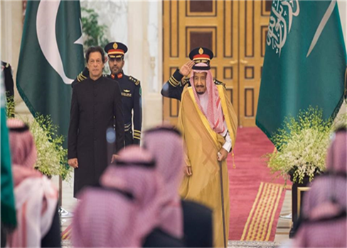 الملك سلمان  يبحث تعزيز العلاقات مع رئيس وزراء باكستان