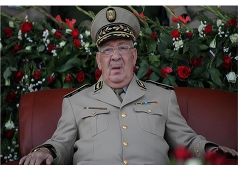 قائد الجيش الجزائري يطالب بإعلان منصب الرئاسة شاغرا