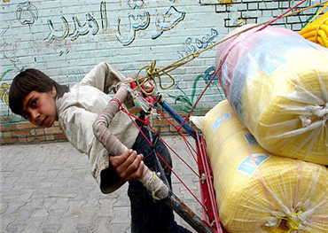 إيران من الداخل... الفقر وبيع الأطفال