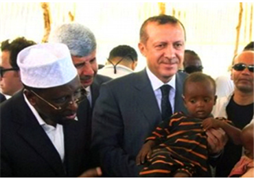 "أردوغان" يستثمر غياب الإغاثة الدولية ويكسب الأضواء