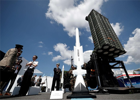 صدمة صهيونية.. فرنسا تمنع مرور الذخائر وتوقف صادرات السلاح