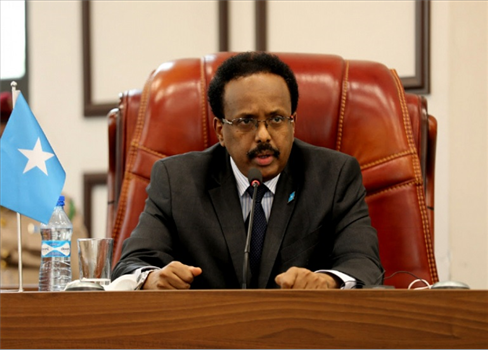 الرئيس الصومالي يتنحى لقطع الطريق على الفوضى