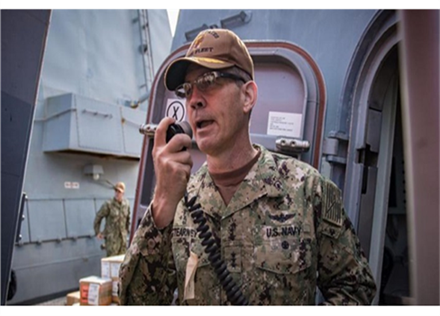 العثور على قائد العمليات البحرية الأمريكية في الشرق الأوسط جثة هامدة 