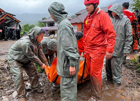 فيضانات كارثية تضرب اندونيسيا وتتسبب بوفاة أكثر من ٨٠٠ شخص