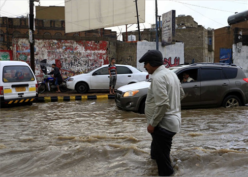 أضرار كبيرة لحقت بعائلات يمنية بسبب السيول والأمطار