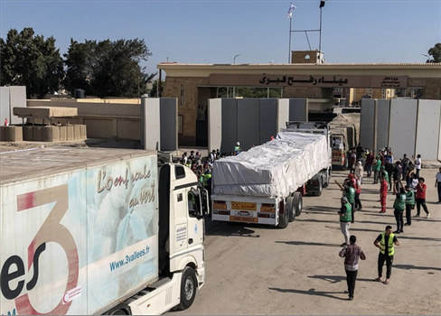 الجيش الصهيوني يوافق على زيادة شاحنات المساعدات والبضائع إلى غزة