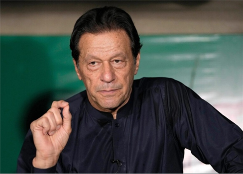 الألاف من أنصار عمران خان يبدأون مسيرة نحو إسلام آباد