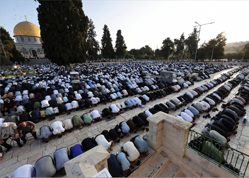عشرات الآلاف يؤدون صلاة عيد الاضحى في المسجد الأقصى