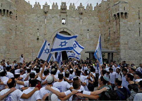 الشرطة الصهيونية تسمح لمسيرة استيطانية بالمرور في المسجد الأقصى  