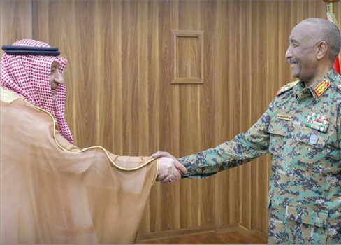 البرهان يبحث مع مسؤول سعودي جهود إحلال السلام في السودان