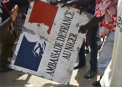الفشل الفرنسي في افريقيا يزيد الخلافات الداخلية