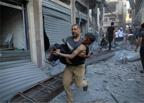 12 شهيداً في غارة صهيونية على منزل وسط قطاع غزة