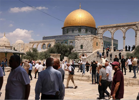 بعد أربعين يوماً من الإغلاق.. المصلّون يعودون إلى المسجد الأقصى