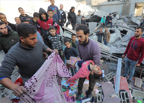 استشهاد خمسة فلسطينيين ونفي رسمي لتصريحات أممية بشأن دخول المساعدات