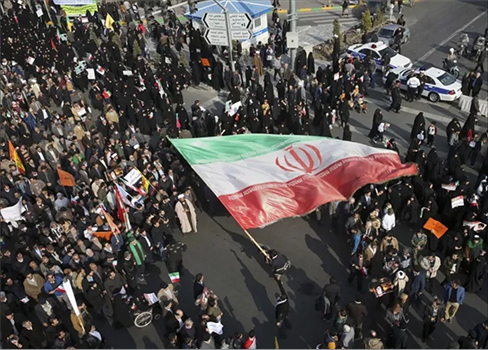واشنطن تدعو رعاياها إلى مغادرة إيران فورًا وسط تصاعد الاحتجاجات