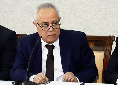 عبد الحميد العواك.. من قاعات القانون إلى قيادة برلمان سوريا الجديدة