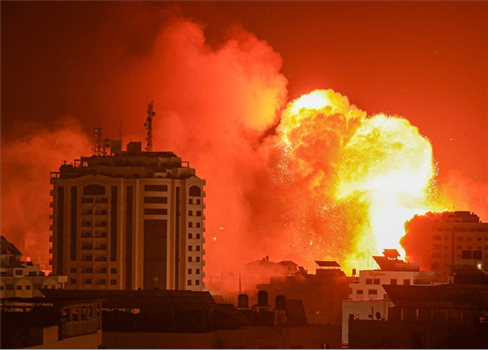 أكثر من 100 شهيد في غارات الاحتلال على غزة الليلة الماضية