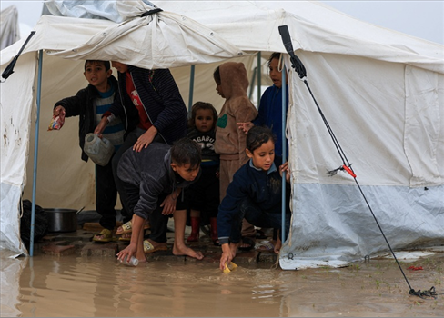 المنخفض الجوي يفاقم مأساة إنسانية متصاعدة في غزة
