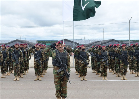 13 قتيلاً في هجوم مسلح على قاعدة للجيش الباكستاني
