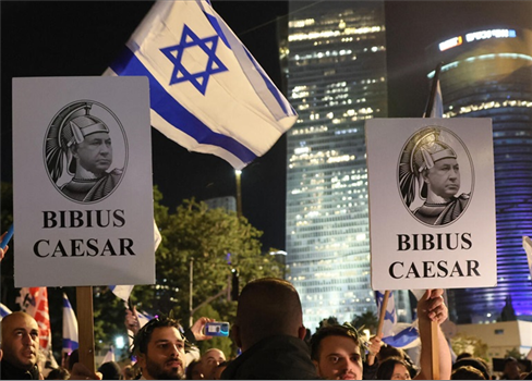 آلاف الصهاينة يعتصمون أمام 