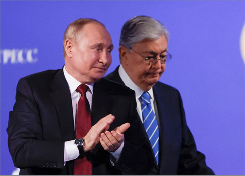 تصاعد الضغوط الغربية على كازاخستان لتحويل مسار النفط بعيدًا عن روسيا