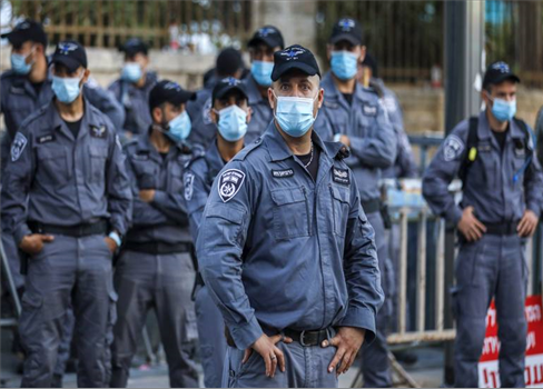 المئات من عناصر الشرطة الصهيونية يقتحمون المسجد الأقصى قبيل ساعات من مسيرة الأعلام