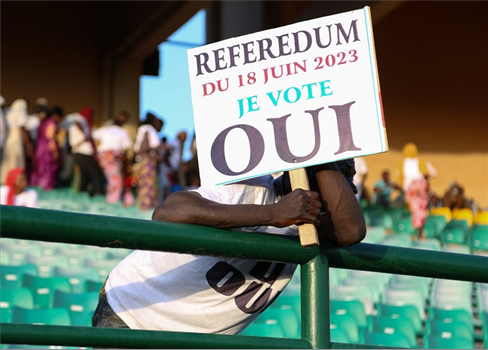 أكثر من 8 ملايين مالي يشاركون في الاستفتاء على دستور جديد