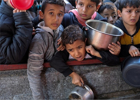 برنامج الأغذية العالمي يقلّص مساعداته لنحو 500 ألف فلسطيني في غزة