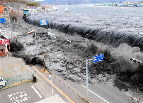 تسونامي يهدد سواحل اليابان بعد زلزال بقوة 7.4 درجات