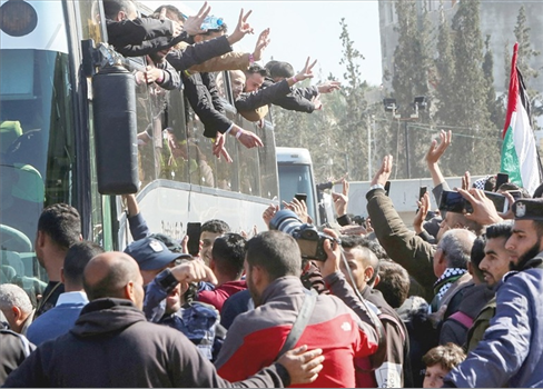 الحكومة الصهيونية تعطل الإفراج عن الأسرى الفلسطينيين