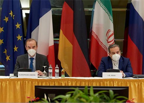 إيران تتحدث عن موافقة أمريكية لرفع القيود المفروضة على النفط والشحن 