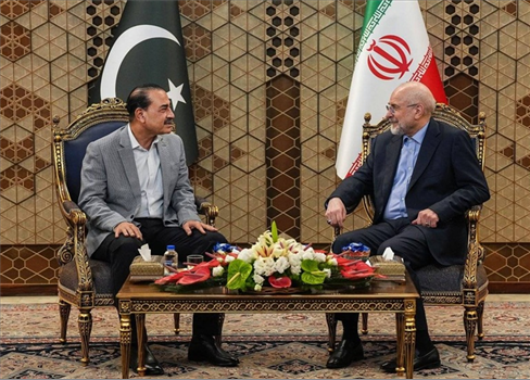 قائد الجيش الباكستاني يزور طهران لبحث التهدئة