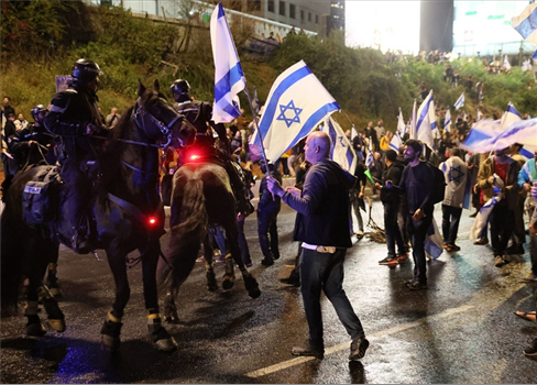ثورة القضاء تشعل شوارع المدن الصهيونية لإسقاط نتنياهو
