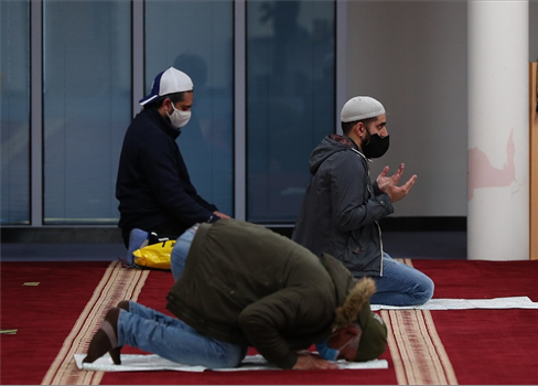سياسي فرنسي يكشف أسباب معاداة المسلمين في بلاده