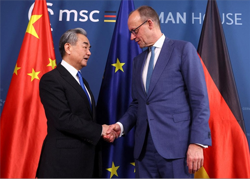 ميرتس يبحث في بكين عن معادلة توازن جديدة لألمانيا