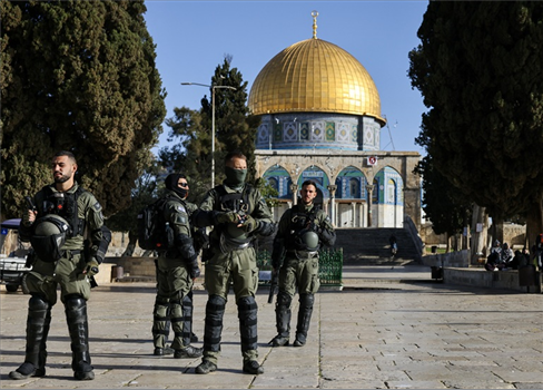 حشود من المستوطنين الصهاينة يقتحمون المسجد الأقصى لأحياء ذكرى إحتلال القدس