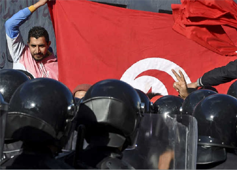 قيس سعيد يتوعد بــالعسكر...هل تتجه تونس إلى الفوضى؟!